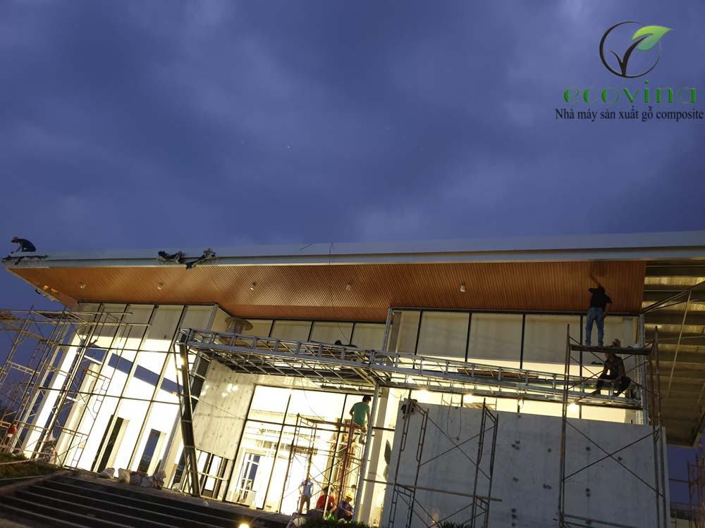 Thi công lam gỗ ốp tường ecovina
