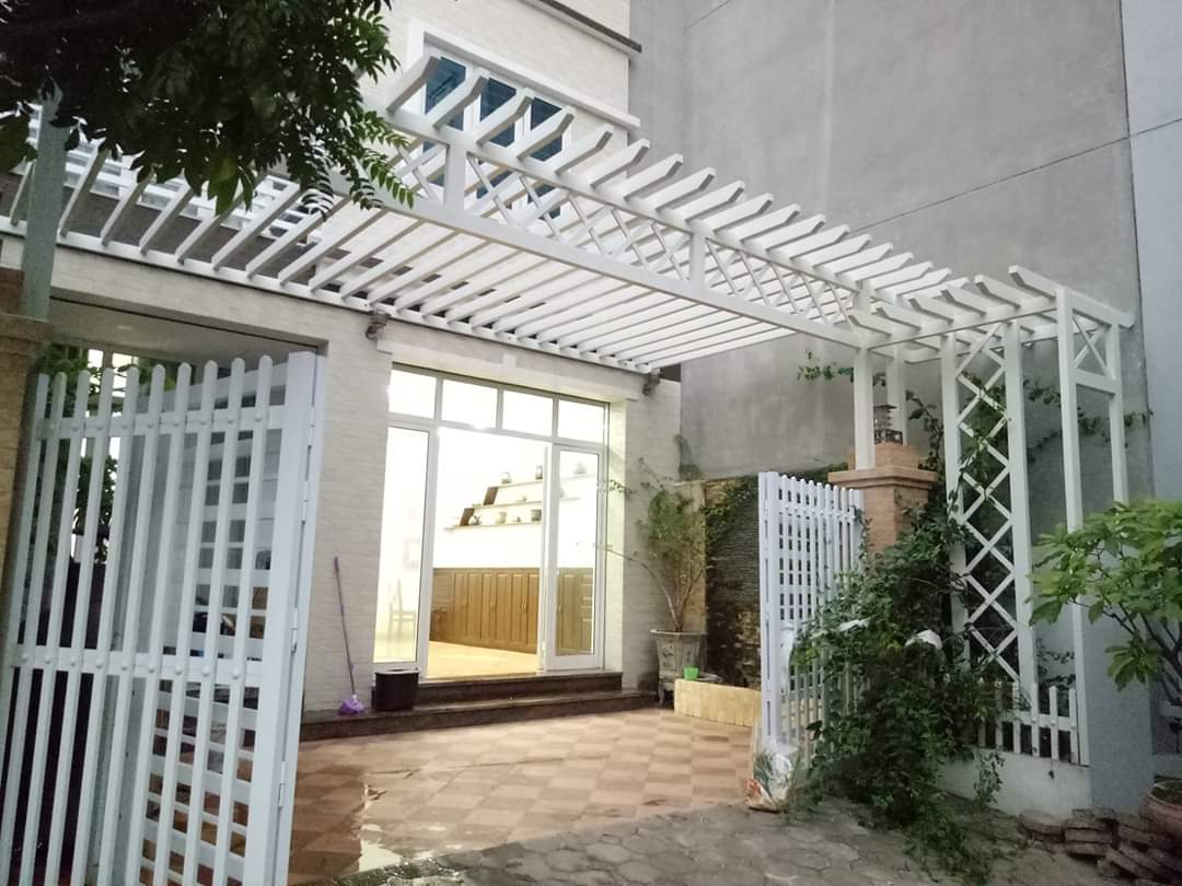 Dễ dàng sơn giàn hoa gỗ nhựa theo màu sắc tương ứng