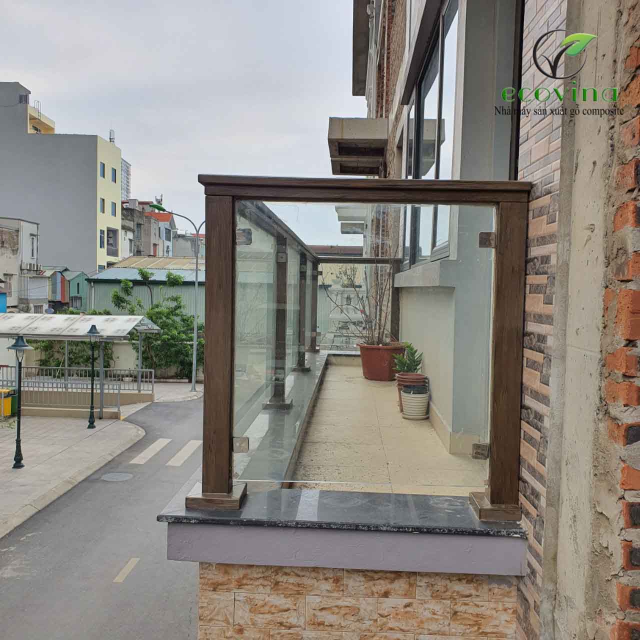 Gỗ composite ECOVINA sản xuất ứng dựng làm lan can, hàng rào