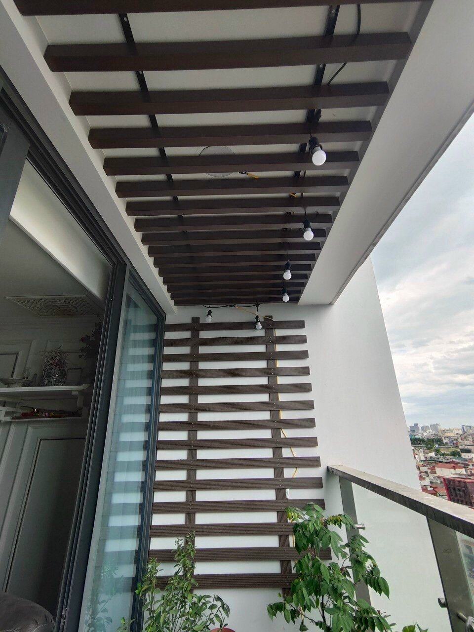 ecovina go nhua trang tri ban cong 3