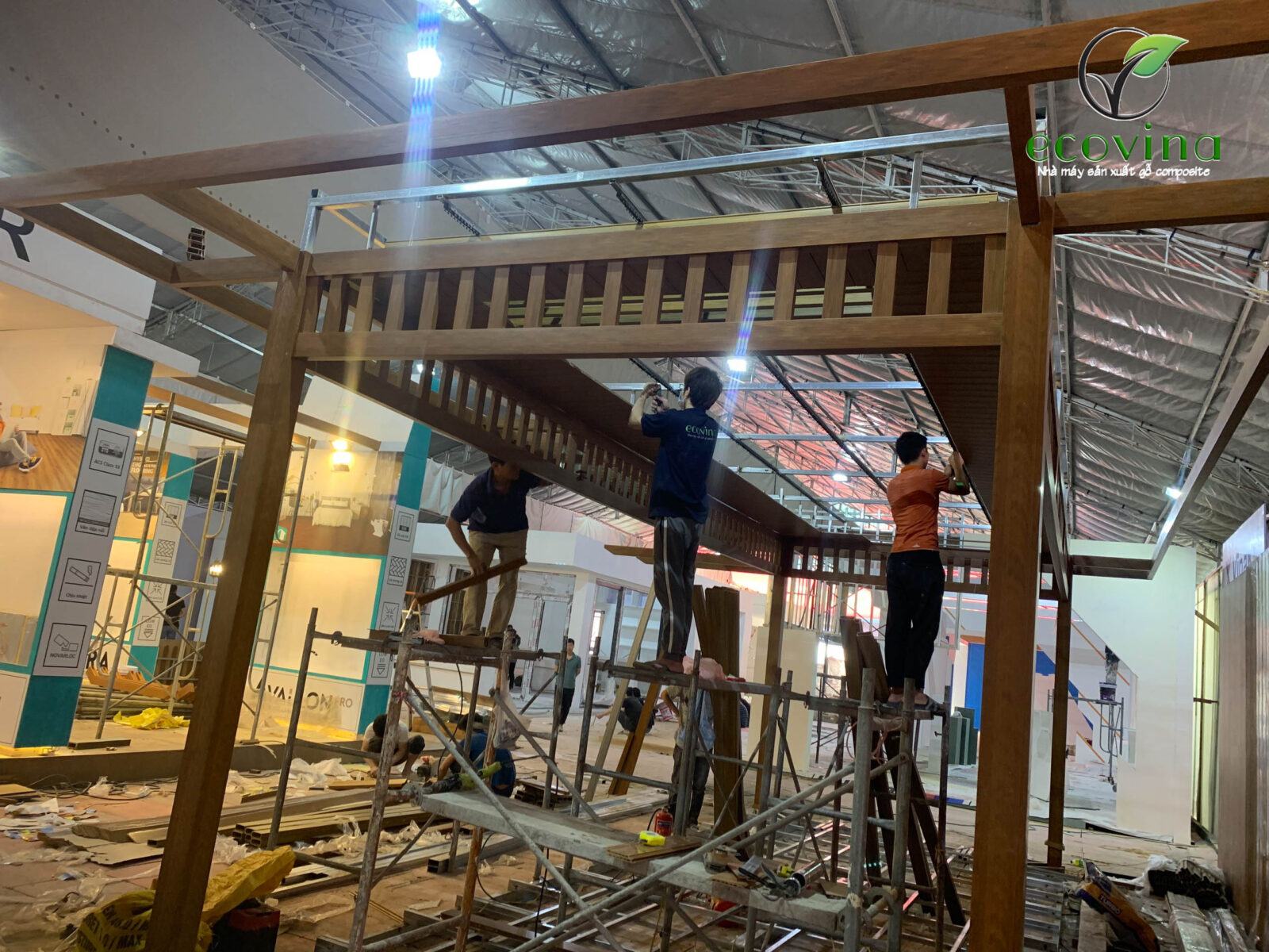 thi công thanh lam nhựa giả gỗ