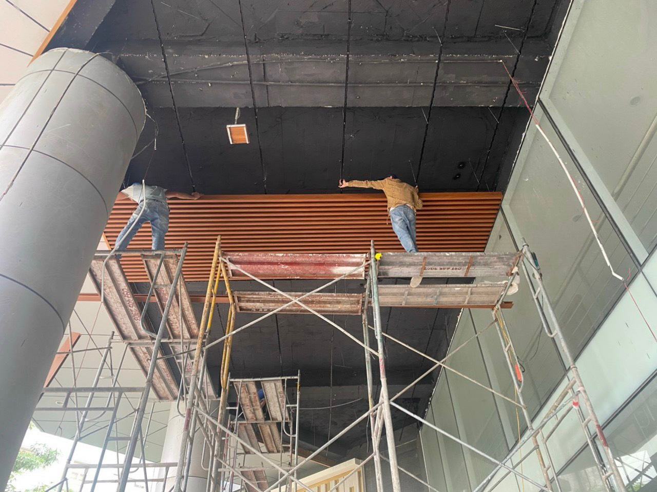 Thi công trần nhựa giả gỗ