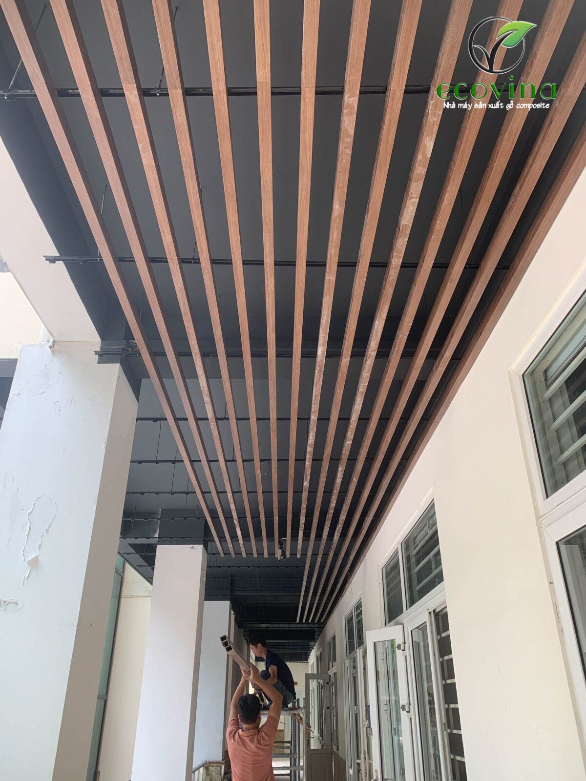 Ecovina vừa thi công Trần nan EW60T40 phòng học, hành lang giảng đường D2, ĐH KT Quốc