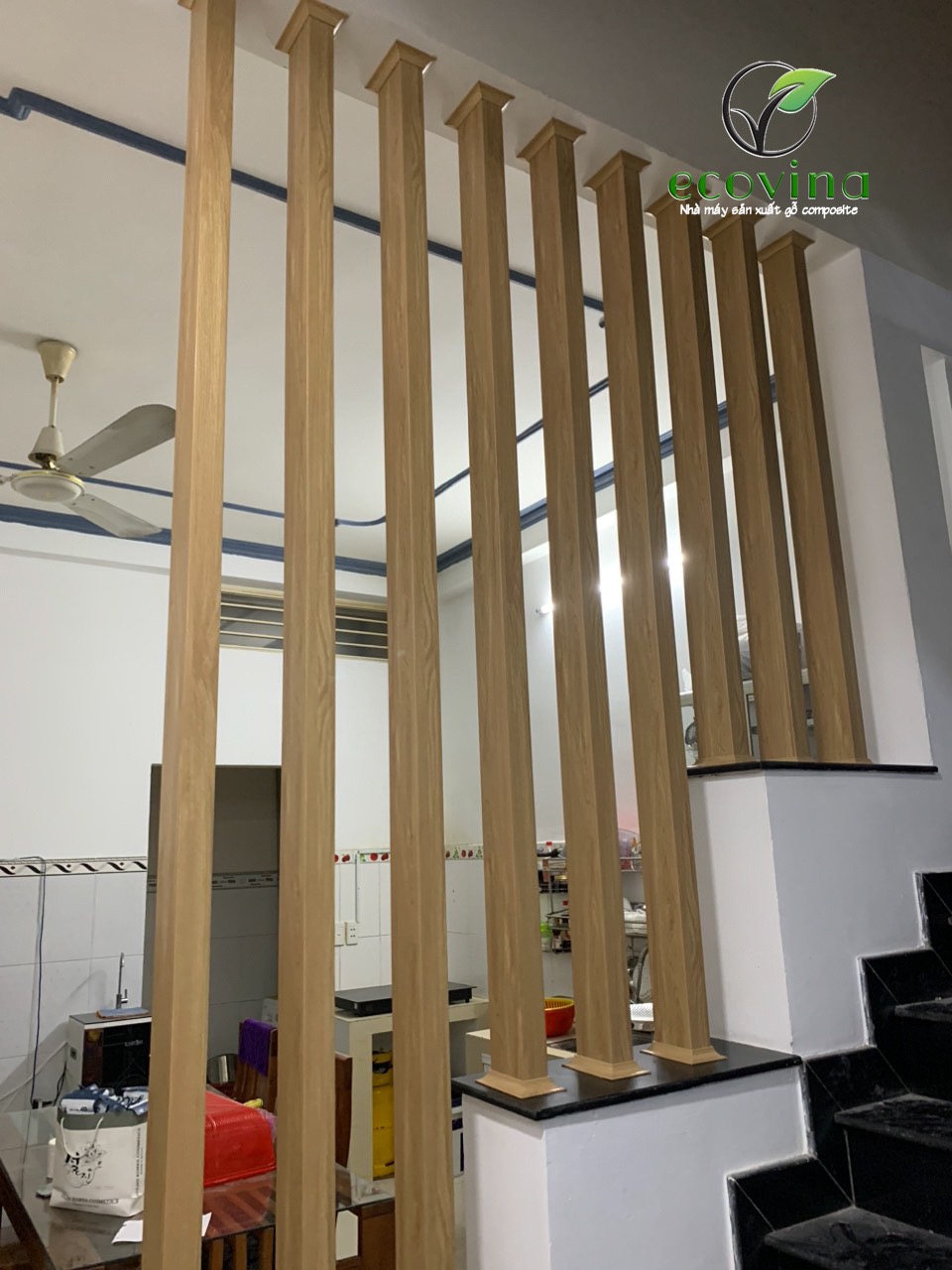 Vách ngăn nhựa giả gỗ bao tiền 1m2