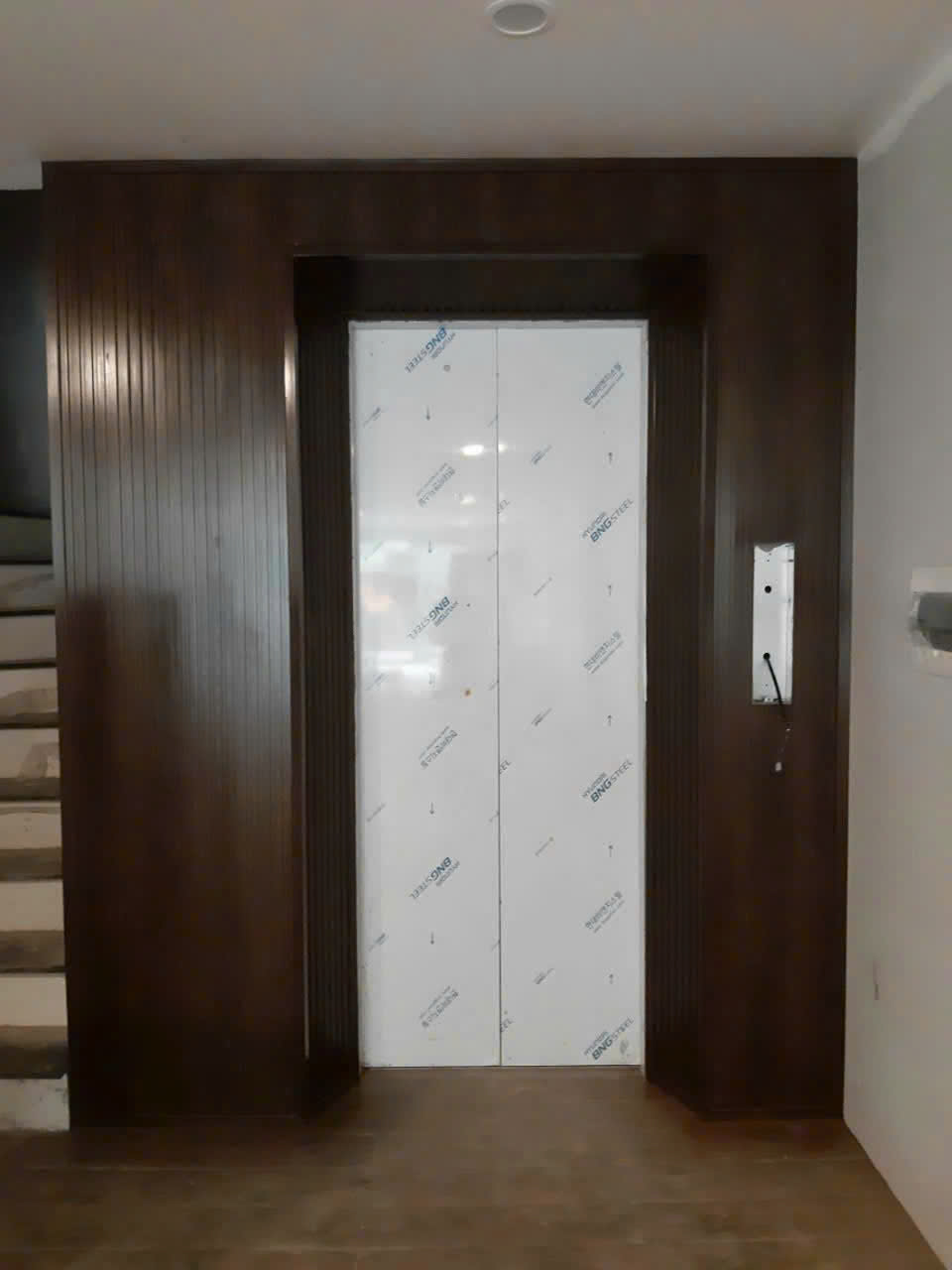 Ốp gỗ nhựa trang trí vách thang máy EW159T7