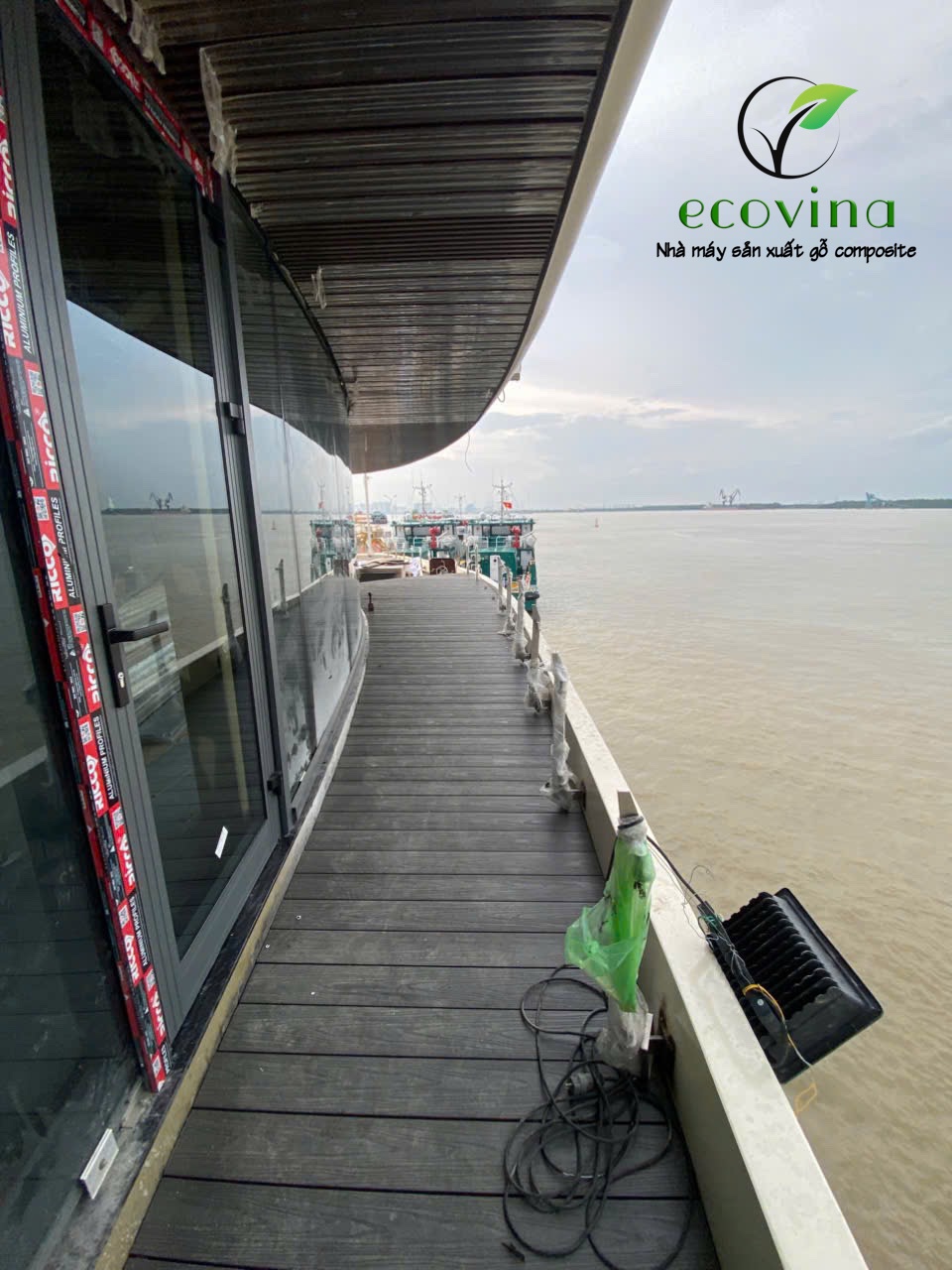 Sàn gỗ nhựa ngoài trời và ốp tường trần gỗ nhựa Ecovina thi công cho tàu 6 sao