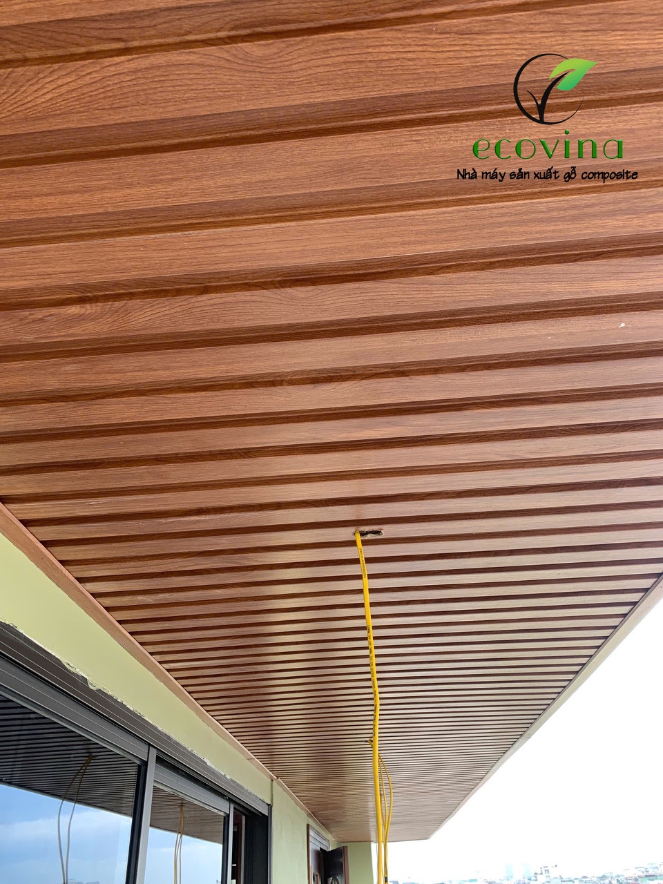 Thi công tấm ốp gỗ nhựa ngoài trời EW204T16