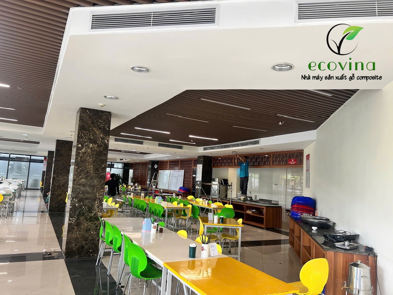 Thi công trần nan gỗ nhựa mã EW60T40 tại Hà Nội